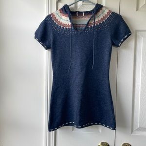 Short sleeve sweater with hood